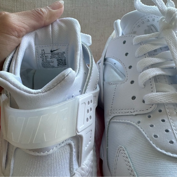 Women Size 7.5 Nike Air Huarache Pure Platinum Triple White DH4439-102 NEW Box - Picture 3 of 9